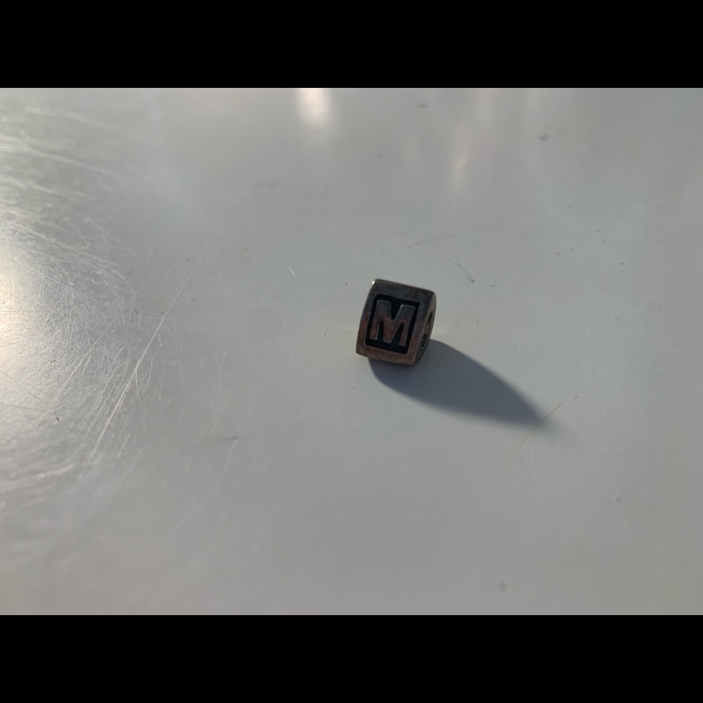 Pandora Charm “M”